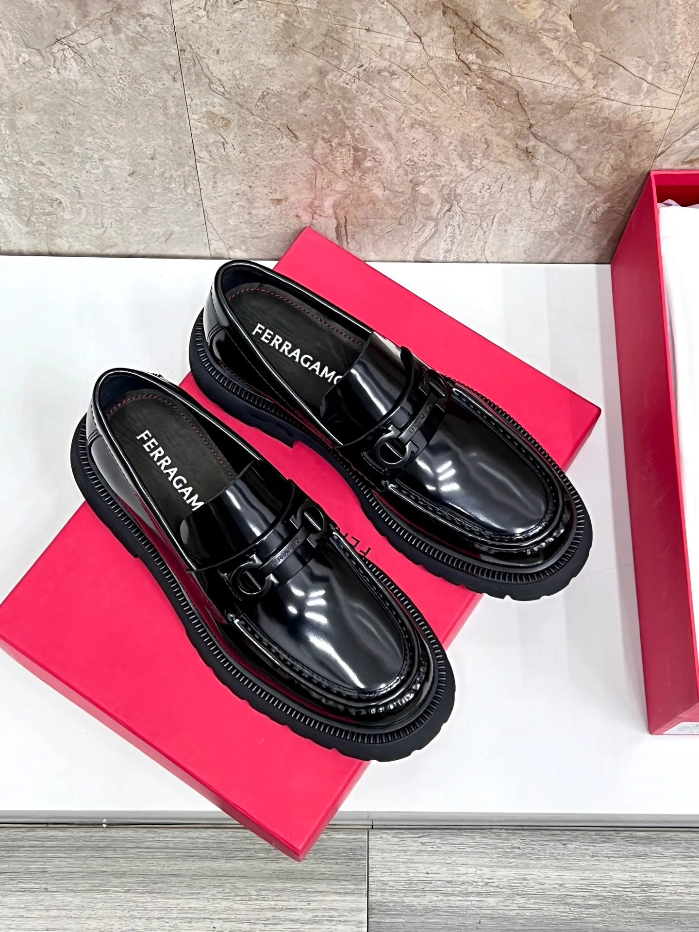 Original quality P780 Brand: Ferragamo Standard code: Men's code 39.40.41.42.43.44 Grade: Same style as the official website High-quality men's shoes Material: Customized first-layer calfskin with water-dyed cowhide lining Cowhide tiptoe Original non-slip and wear-resistant rubber outsole Style category: Men's formal business leather shoes are young and fashionable European and American trends British style Casual matching Comfortable feet Color: actual picture